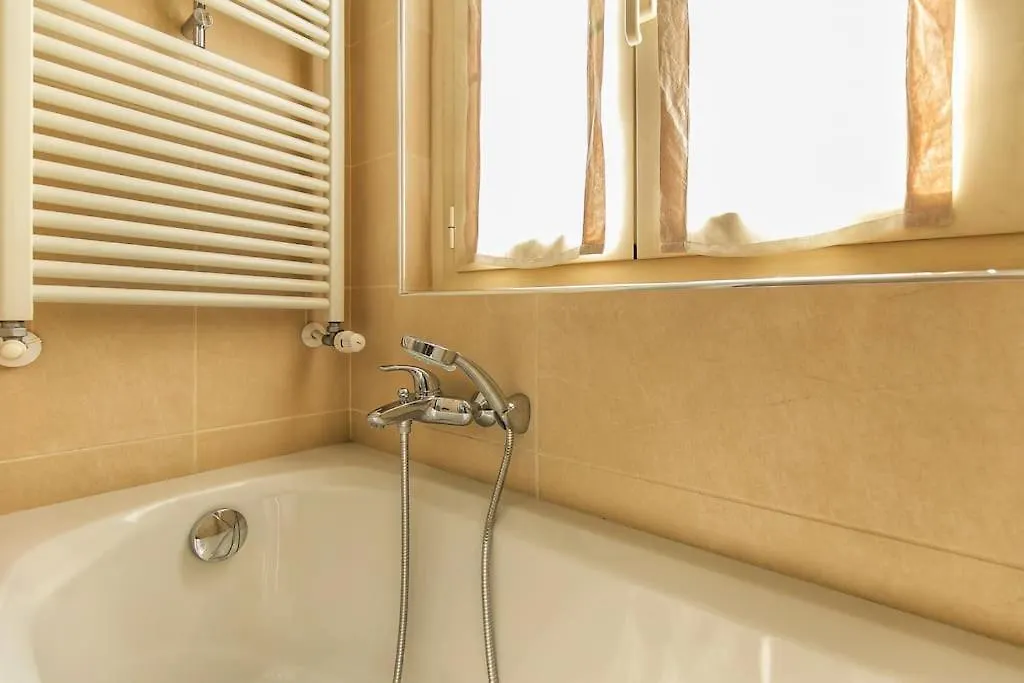 Exclusive & Strategic 2-Bedroom Apartment, 50M From M4 Mediolan Apartament
