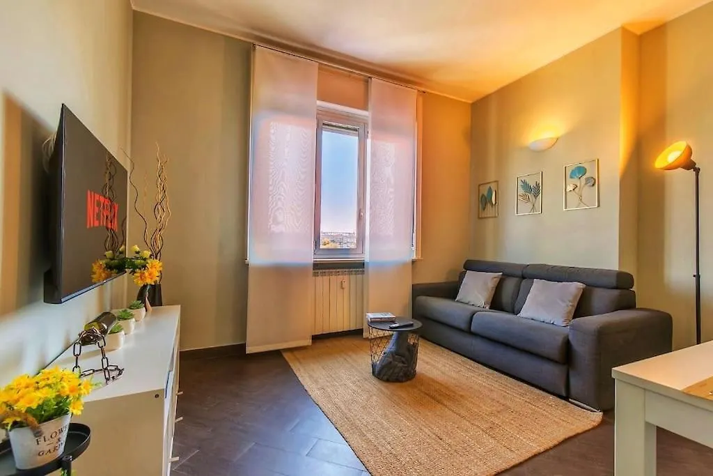 Exclusive & Strategic 2-Bedroom Apartment, 50M From M4 Mediolan Włochy