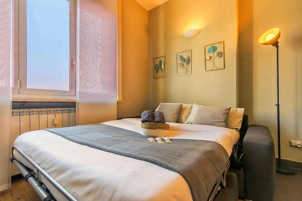 Apartament Exclusive & Strategic 2-Bedroom Apartment, 50M From M4 Mediolan Włochy