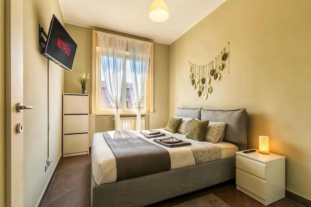 Exclusive & Strategic 2-Bedroom Apartment, 50M From M4 Mediolan Włochy