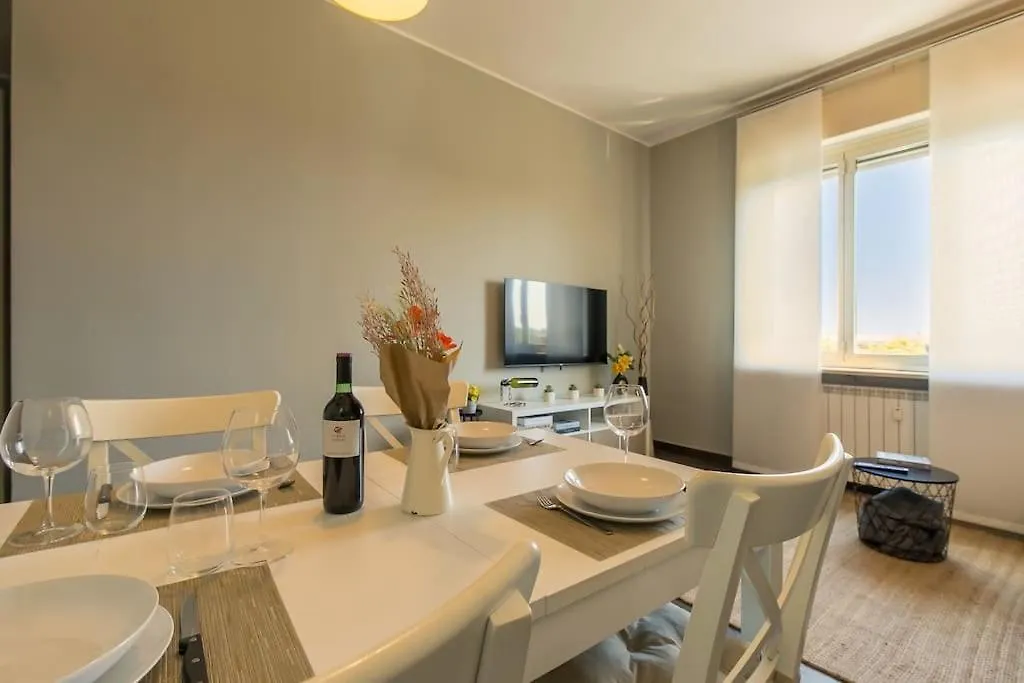 Exclusive & Strategic 2-Bedroom Apartment, 50M From M4 Mediolan 0*,  Włochy